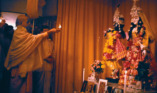 Un vero esempio di qualità divine. Srila Prabhupada celebra il primo arati a Sri Sri Radha-Parisisvara dopo la Loro istallazione a Parigi nel 1974.