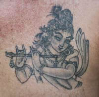 Un'immagine di Krishna con il flauto sul corpo di Caturatma dasa.