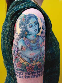 Un tatuaggio che raffigura Sri Krishna.