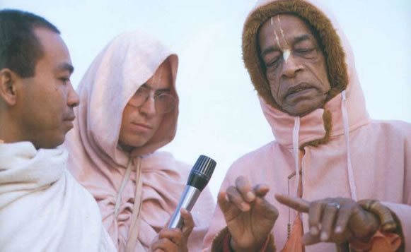 Srila Prabhupada e a sinistra il dr. Singh (Bhaktisvarupa Damodara Swami).