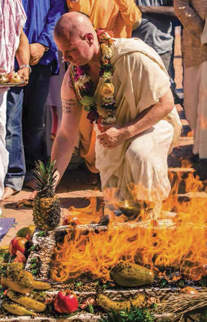 Jayananda Dasa, ministro per l’adorazione delle Divinità in nord America, compie il tradizionale sacrificio del fuoco.