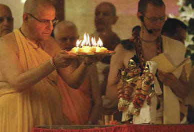Giriraja Swami esegue l’adorazione alle nuove Divinità di Sri Sri Radha-Giridhari.