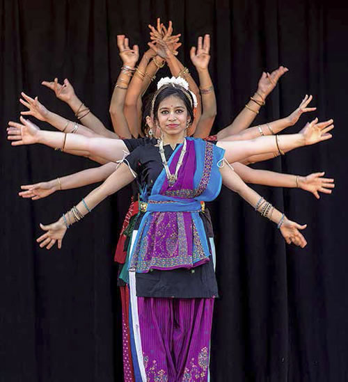 La danza classica indiana trasmette messaggi devozionali dal palcoscenico del festival.