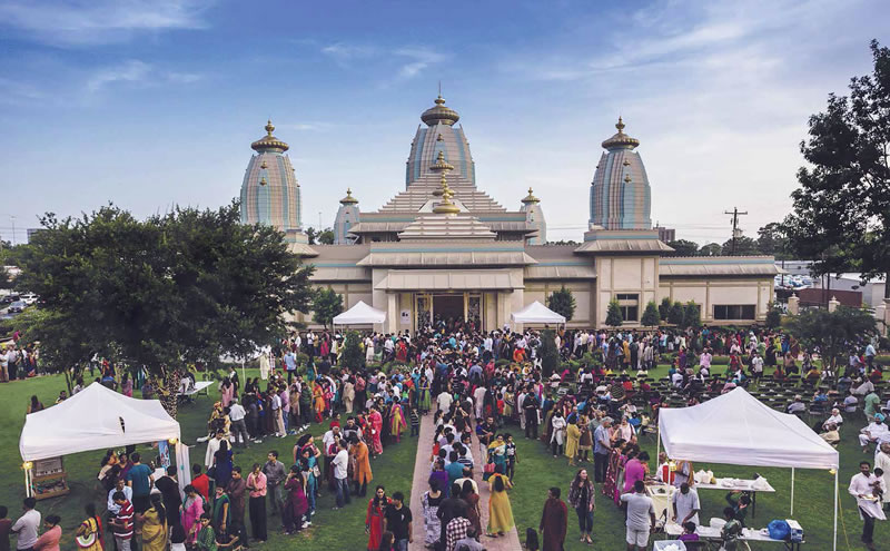 Nel giorno dell’inaugurazione molti ospiti approfittano dell’opportunità di conoscere meglio la coscienza di Krishna.