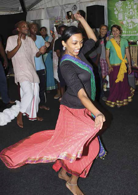 Una devota danza in un kirtan.