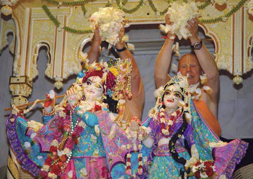  I petali volano durante il festival annuale del bagno di fiori (Puspabhiseka).