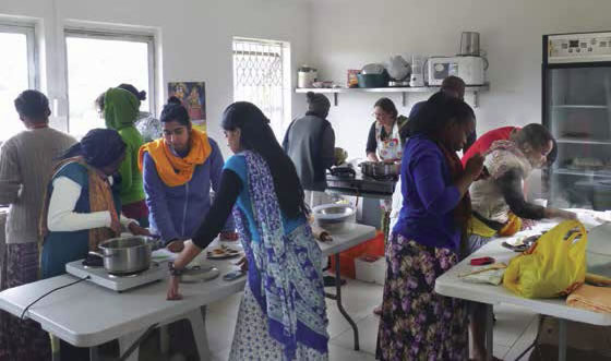Durante il ritiro le lezioni d’arte dedicata a Krishna e quelle di cucina stimolano gli studenti a coltivare la loro devozione (foto qui sopra e foto sotto).
