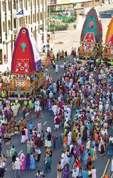 Devoti e ospiti si riuniscono per l'inizio della parata diurna del Ratha-yatra.