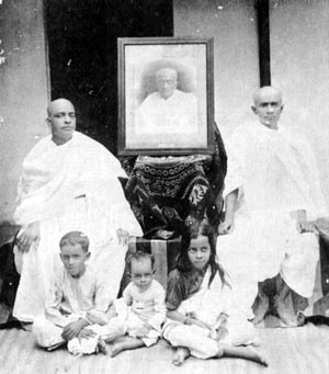 Allahabad 1939, dopo la dipartita di Gour Mohan De. Da sinistra a destra Abhay, il ritratto di Gour Mohan, Krishna Charan (per terra), Prayag Ray, il figlio minore di Abhay e Sulakshman.