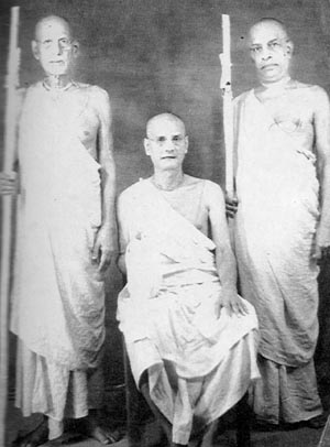 17 settembre 1959, il giorno in cui Abhay accettò il sannyasa. Da sinistra a destra: Muni Maharaja, Bhaktiprajnana Kesava Maharaja e A.C. Bhaktivedanta Swami.