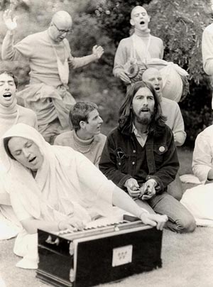 George Harrison canta Hare Krishna con i devoti di Londra.