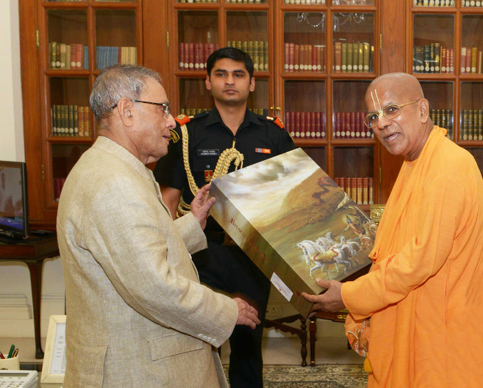 Il Presidente dell'India riceve la Bhagavad-gita deluxe da S.S. Gopal Krishna Maharaja.